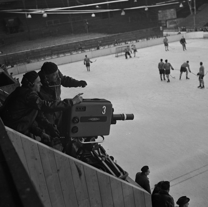 První přenos ze zimního stadionu, sportovní přenos ze stadionu Štvanice, datum pořízení 11 února 1955